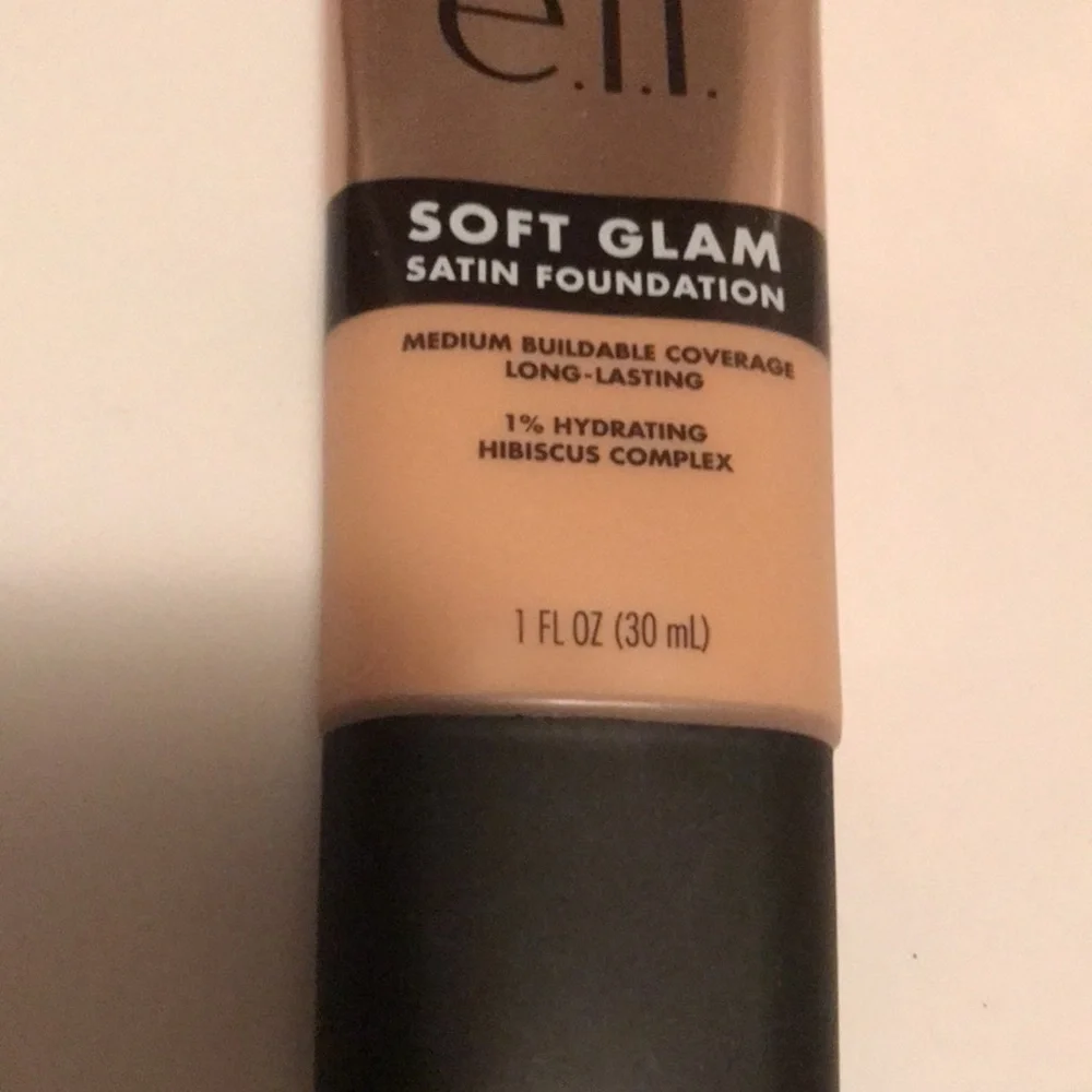 Elf Soft Glam Foundation 25 Light Neutral Coverage Buildable Satin NEW